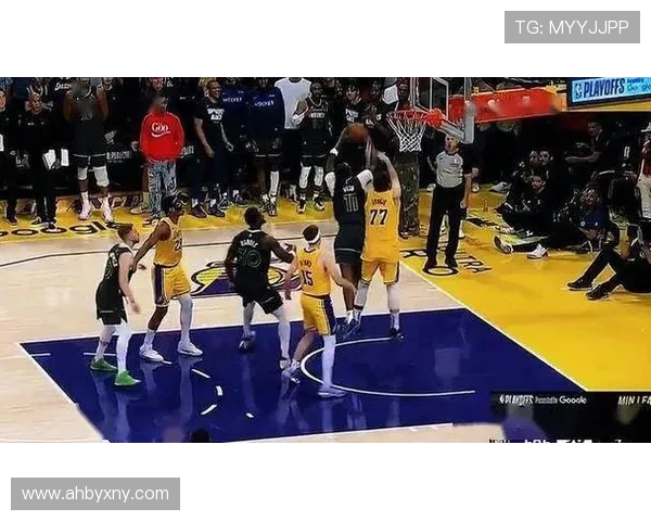 凯尔特人勇士巅峰对决激战正酣球迷热情高涨赛事精彩纷呈 凯尔特人勇士巅峰对决激战正酣球迷热情高涨赛事精彩纷呈