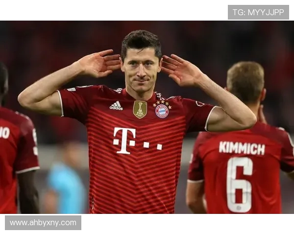 莱万在欧冠赛场火力全开10场比赛打入12球稳居射手榜首位