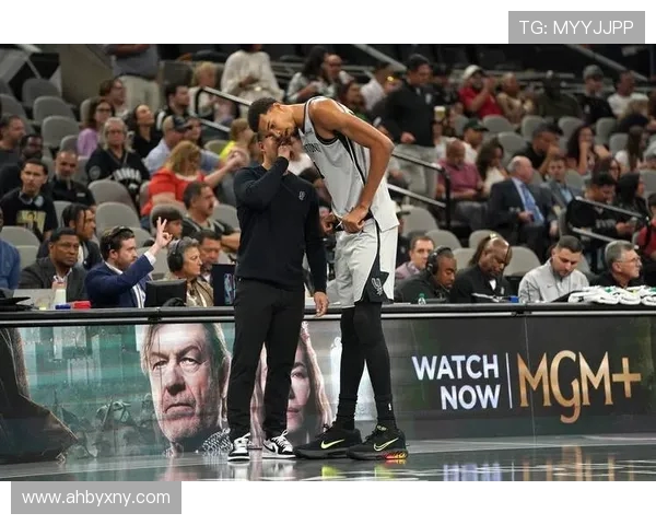 马刺与快船常规赛对决精彩回顾球队表现与战术分析 马刺与快船常规赛对决精彩回顾球队表现与战术分析